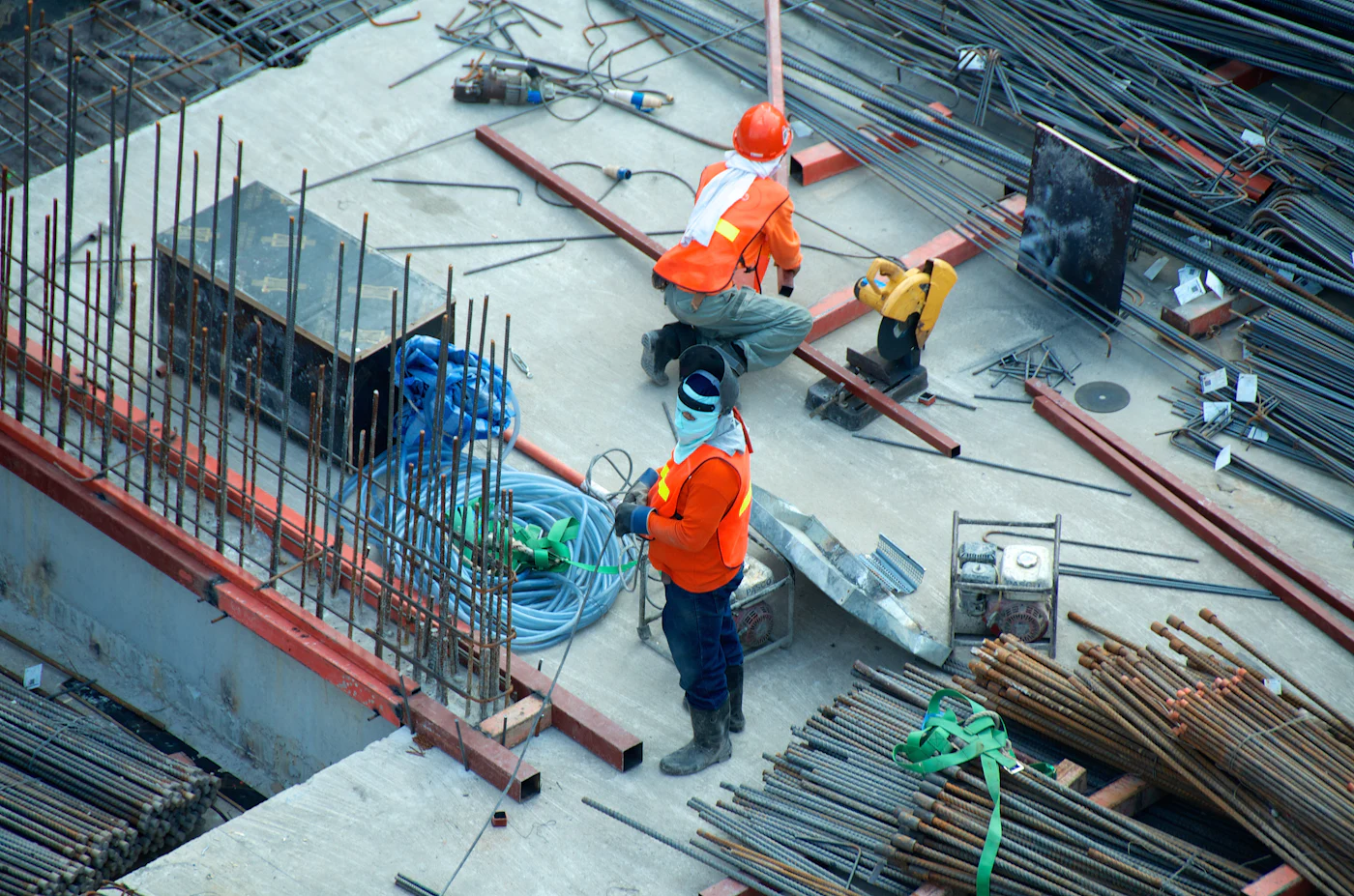 Grue et immeuble en construction sur un chantier francilien
