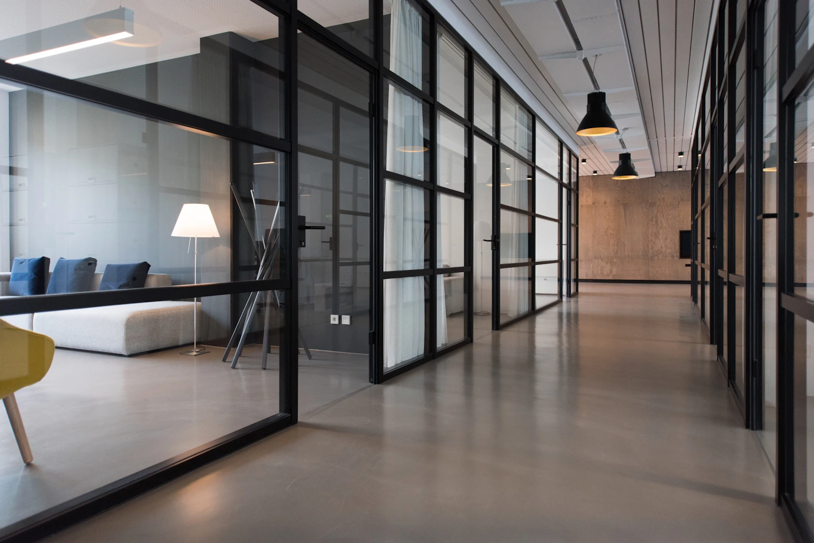 Immeuble de bureaux moderne dans un quartier d'affaires en développement au nord de Paris
