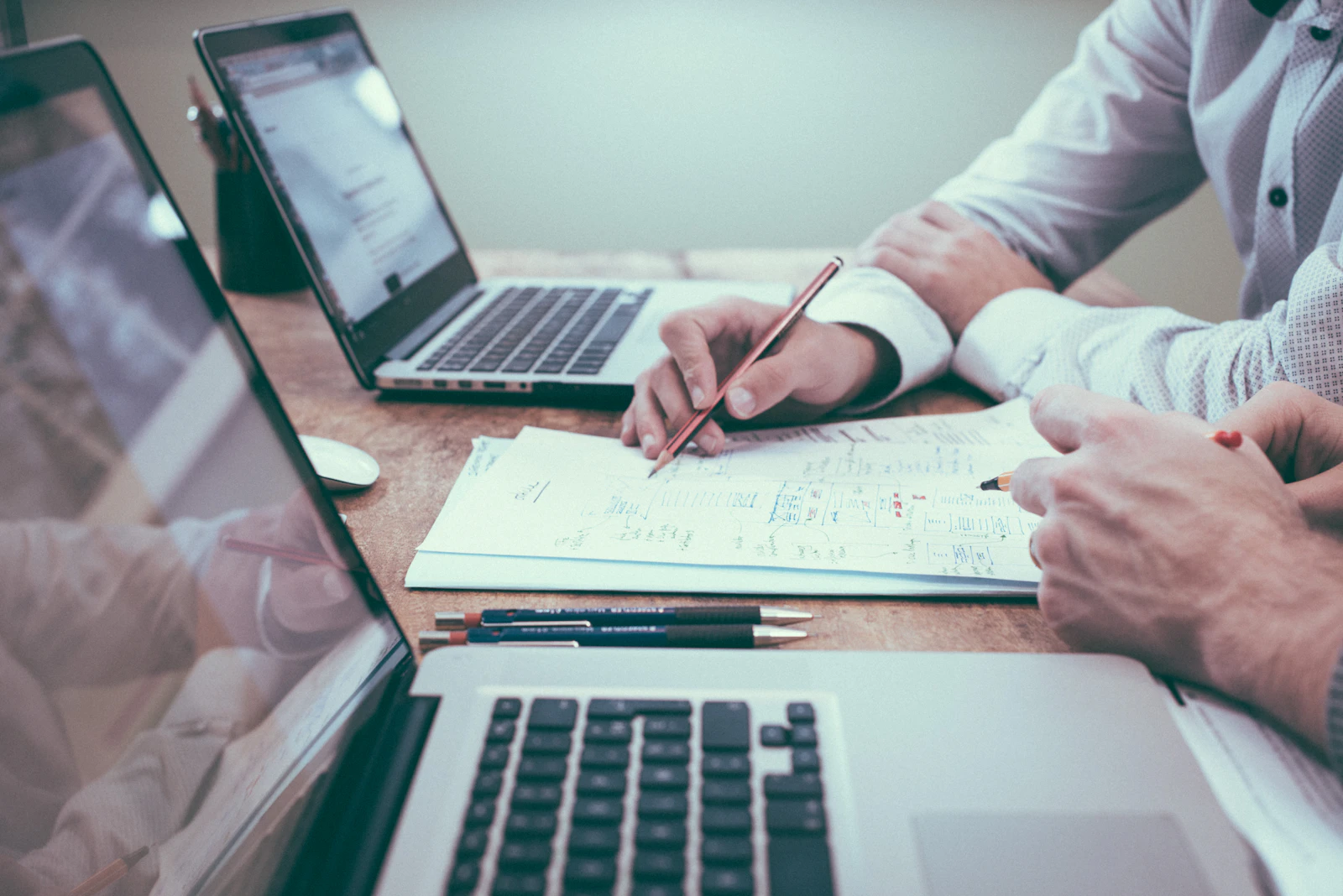 Directrice financière analysant des tableaux de reporting dans un bureau parisien
