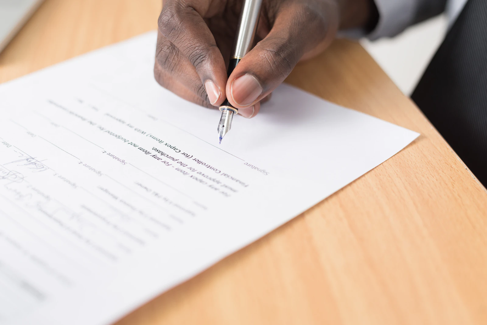 Consultant vérifiant des sources documentaires et des études de marché sur son bureau