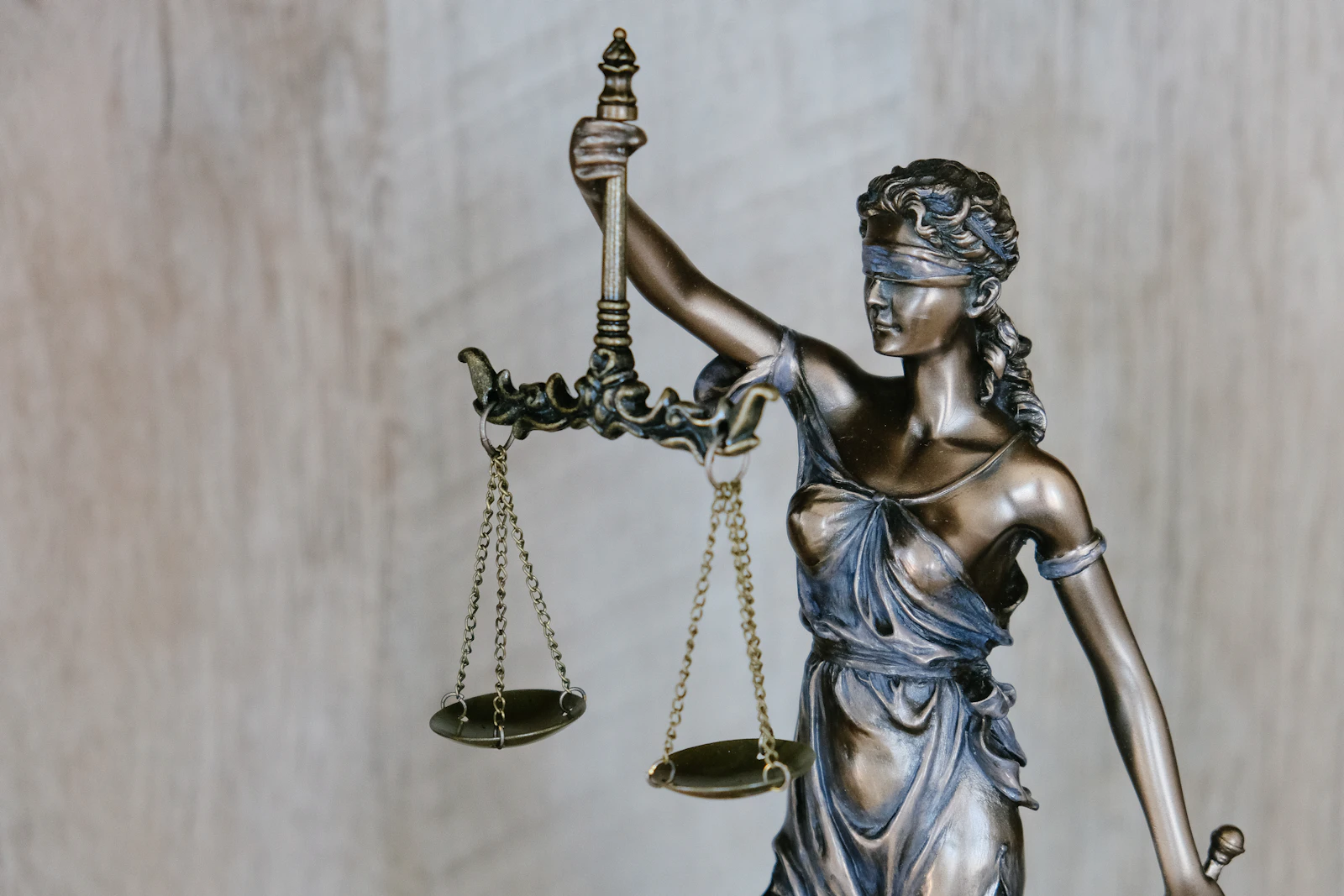 Juriste d'entreprise consultant un dossier contractuel dans une direction juridique parisienne