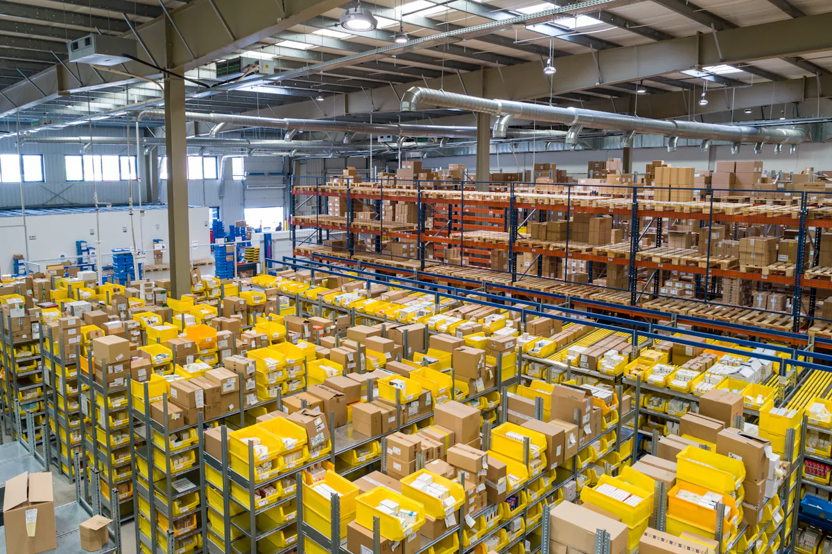 Allée d'un entrepôt logistique avec racks de stockage en grande hauteur