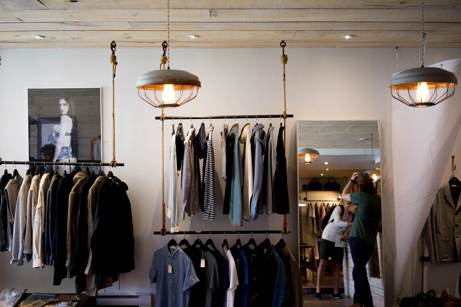 Intérieur d'un magasin parisien avec rayonnages et clients en zone de caisse