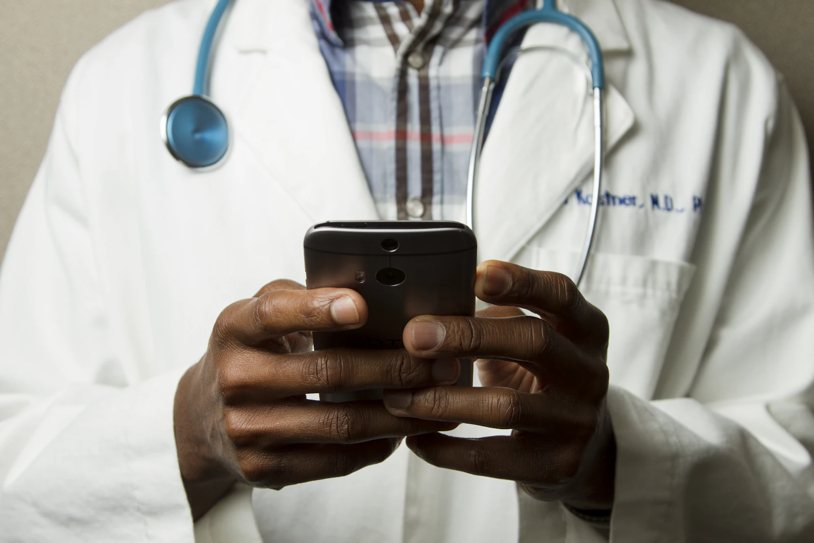 Cadre de santé en réunion d'organisation des soins dans une clinique francilienne